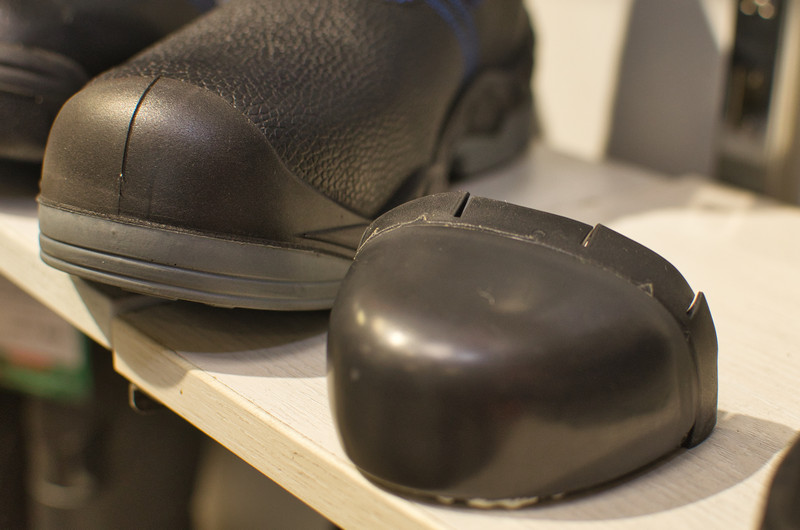 Композитный подносок рядом с ботинком с таким подноском